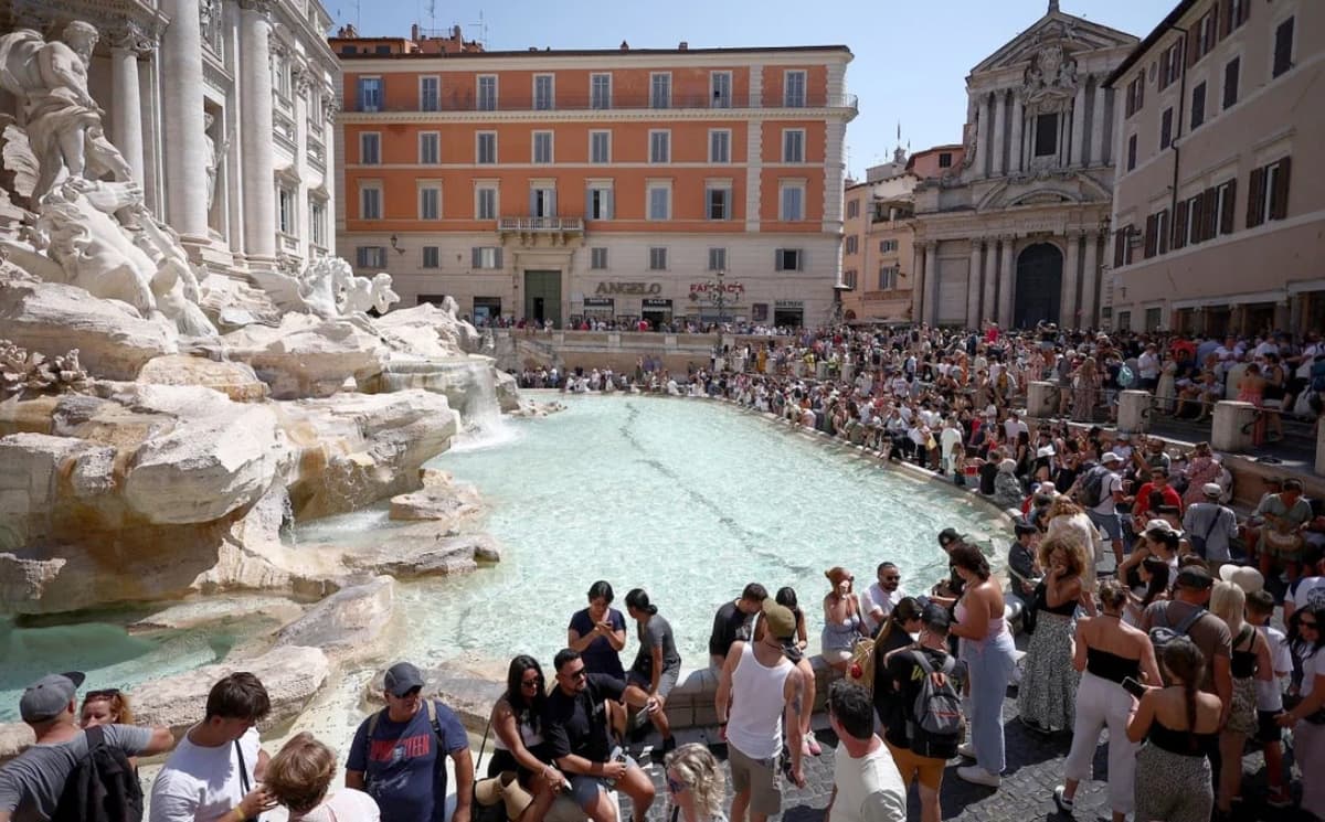 Rim Trevi favvorasiga keladigan turistlar sonini cheklashi mumkin