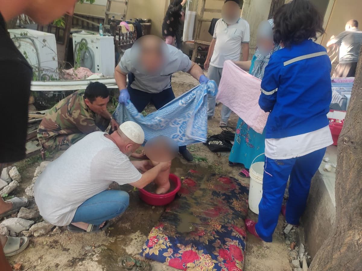 Zangiotada hojatxonaga tushib ketgan 2 yoshli bola qutqarib qolindi