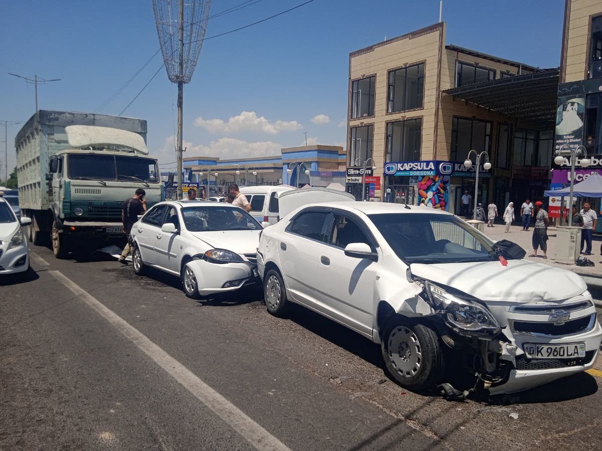 Parkentda oraliq masofani saqlamagan «KAMAZ» sababli 4 ta avtomobilga zarar yetdi