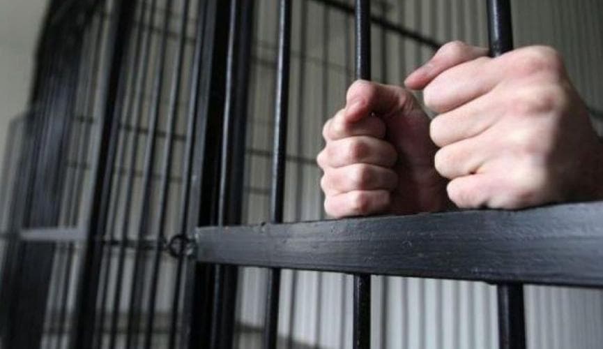 Опасный рецидивист в 18 лет: подростка, угнавшего машину в Намангане, приговорили к лишению свободы