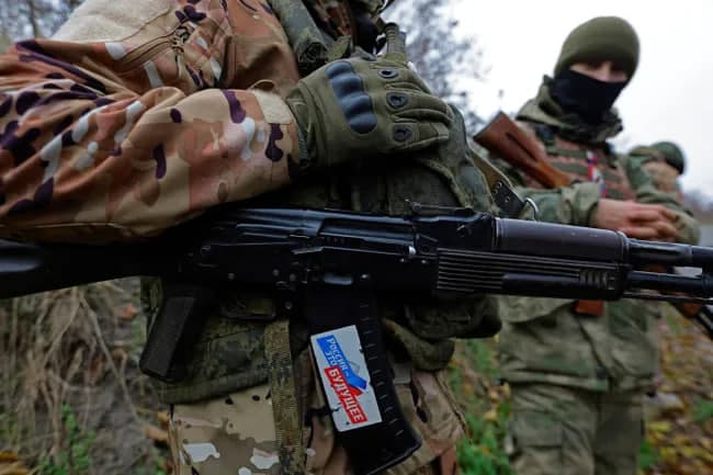 Rossiya rasmiy nashrlari Dnipro yoqasidagi qo‘shini chekinayotgani haqida xabar tarqatib, keyin o‘chirib tashladi. U yerda nimalar bo‘lmoqda?