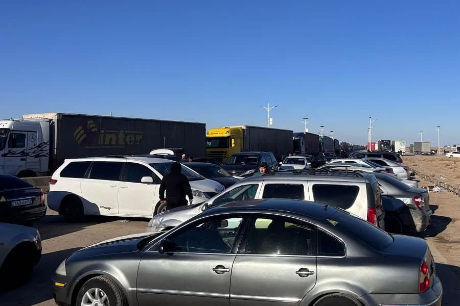 Qozog‘iston va O‘zbekiston chegarasida yuzlab yuk mashinalari to‘planib qoldi