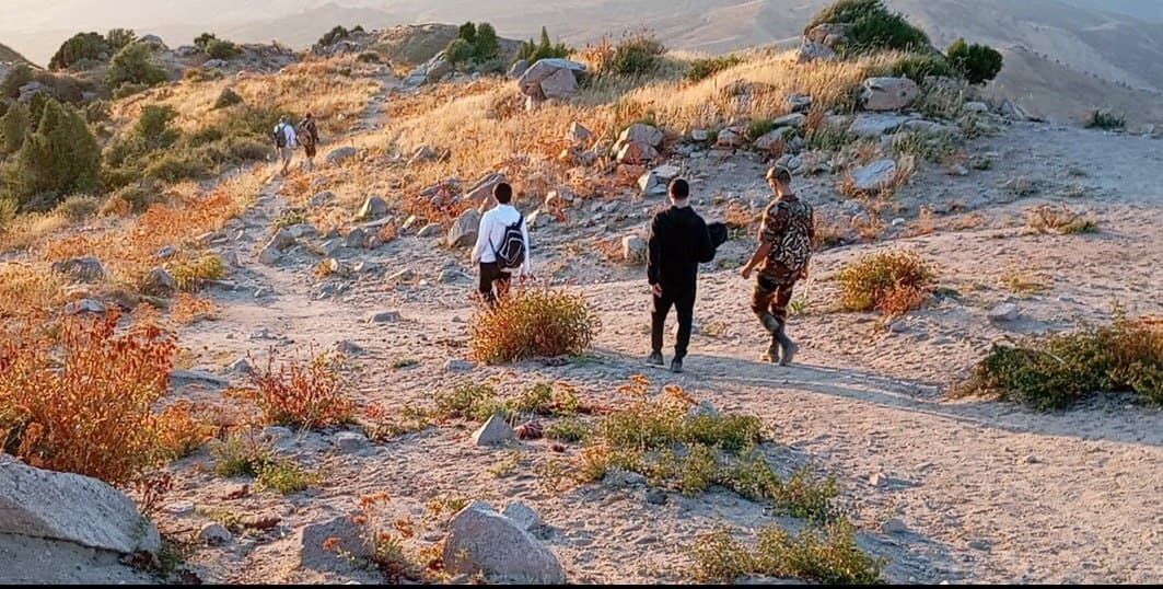 Bo‘stonliqdagi tog‘da adashib qolgan uch kishi qutqarildi