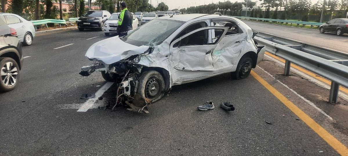 Toshkentda yo‘l chetidagi temir to‘siqqa urilgan Cobalt aylanib ketdi
