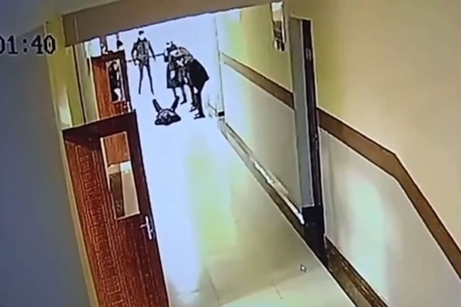 Qashqadaryoda 15 yoshli o‘quvchi tengqurlari tomonidan kaltaklanib, umurtqasi sindirilgani aytilyapti
