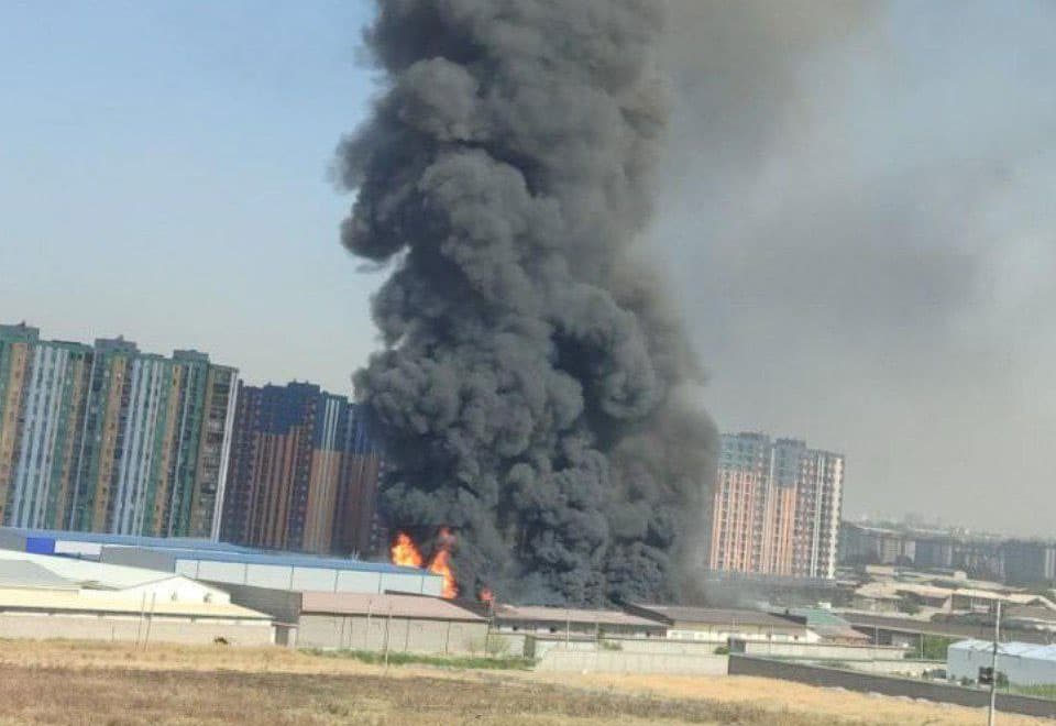 Yangi Darxondagi omborxonada kuchli yong‘in kelib chiqdi