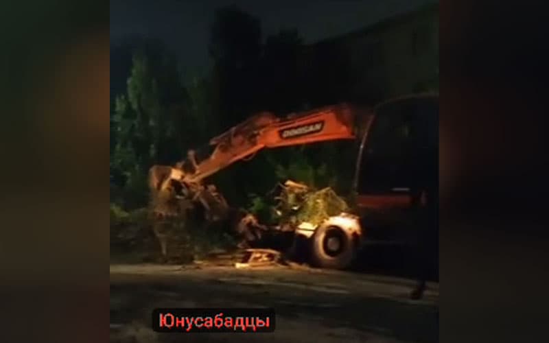 Toshkentda bir guruh niqobli shaxslar kechasi ekskavator bilan daraxtni ildizi bilan qo‘porgani aniqlandi