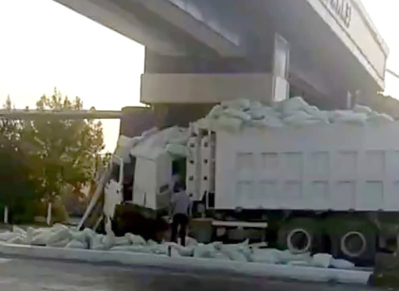 В Андижане грузовик врезался в опору железнодорожного моста