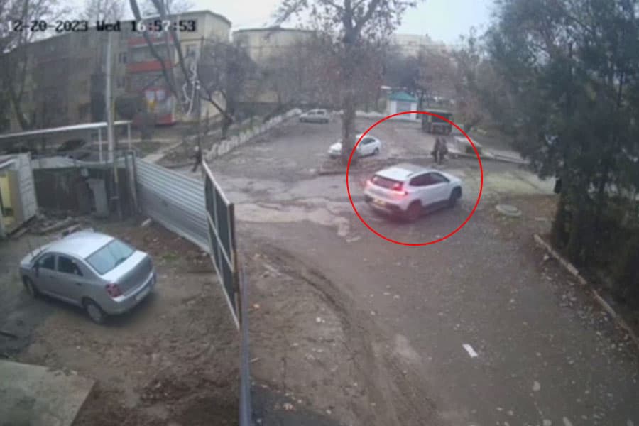Toshkentda Tracker 10 va 8 yashar ikki nafar bolani urib yubordi