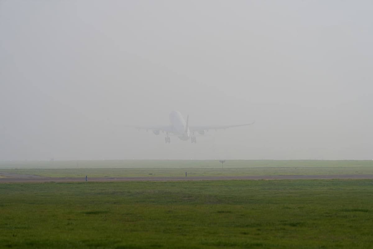 Kuchli chang bo‘roni Buxoro aeroporti faoliyatini cheklab qo‘ydi