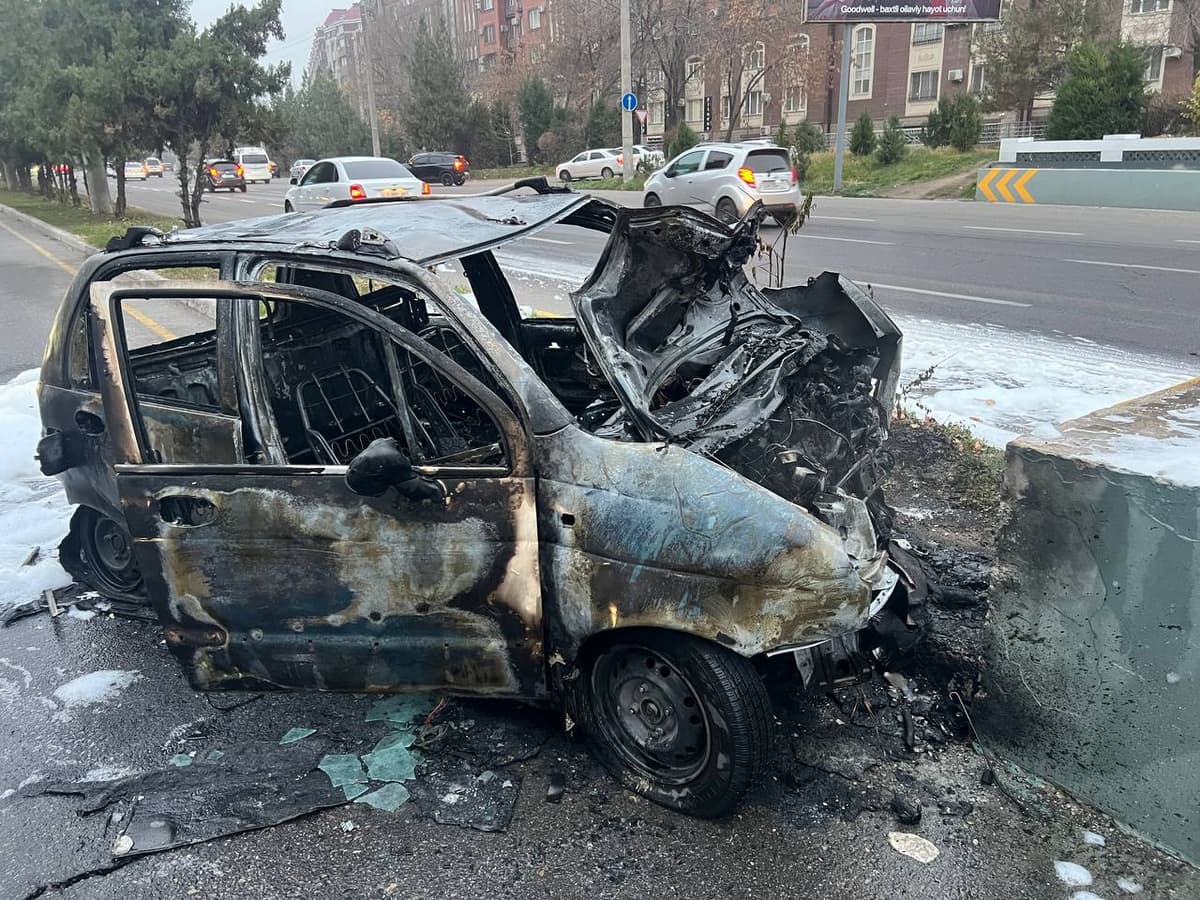 Toshkentda beton bordyurga borib urilgan Matiz yonib ketdi
