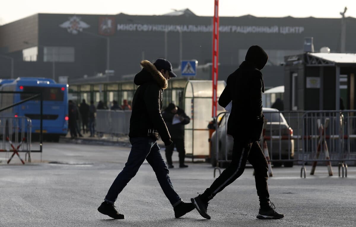 Rossiyada noqonuniy migrantlar uchun nazorat rejimini joriy etish taklif qilindi