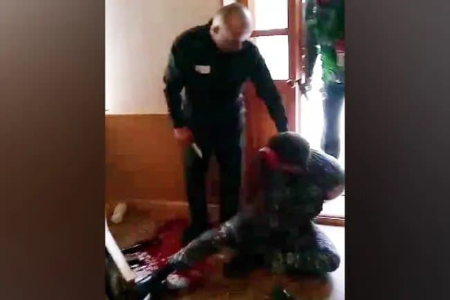 Несколько заключенных захватили заложников в российской колонии