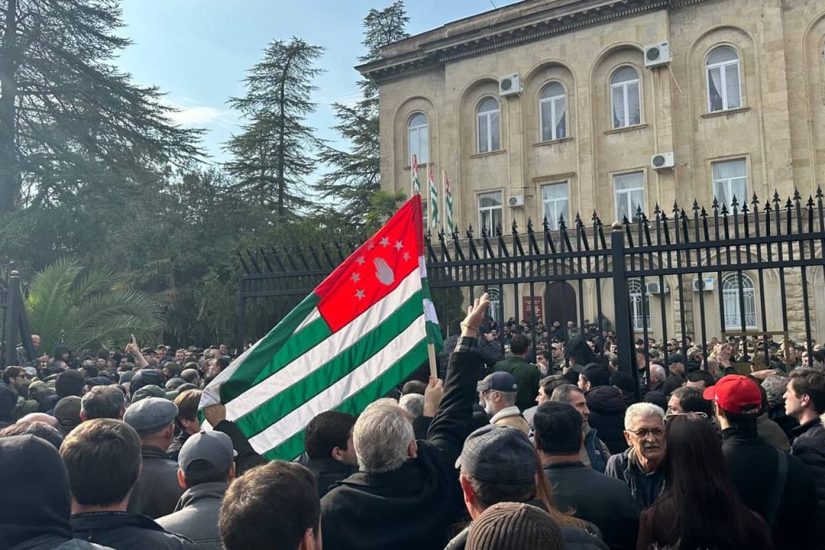 Abxaziya parlamenti oldida yuzlab namoyishchilar yig‘ildi
