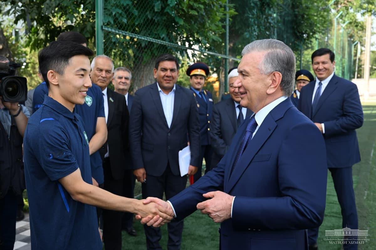 Mirziyoyev stadionlar qurib, futbolning ommaviyligini qo‘llab-quvvatlash zarurligini ta’kidladi