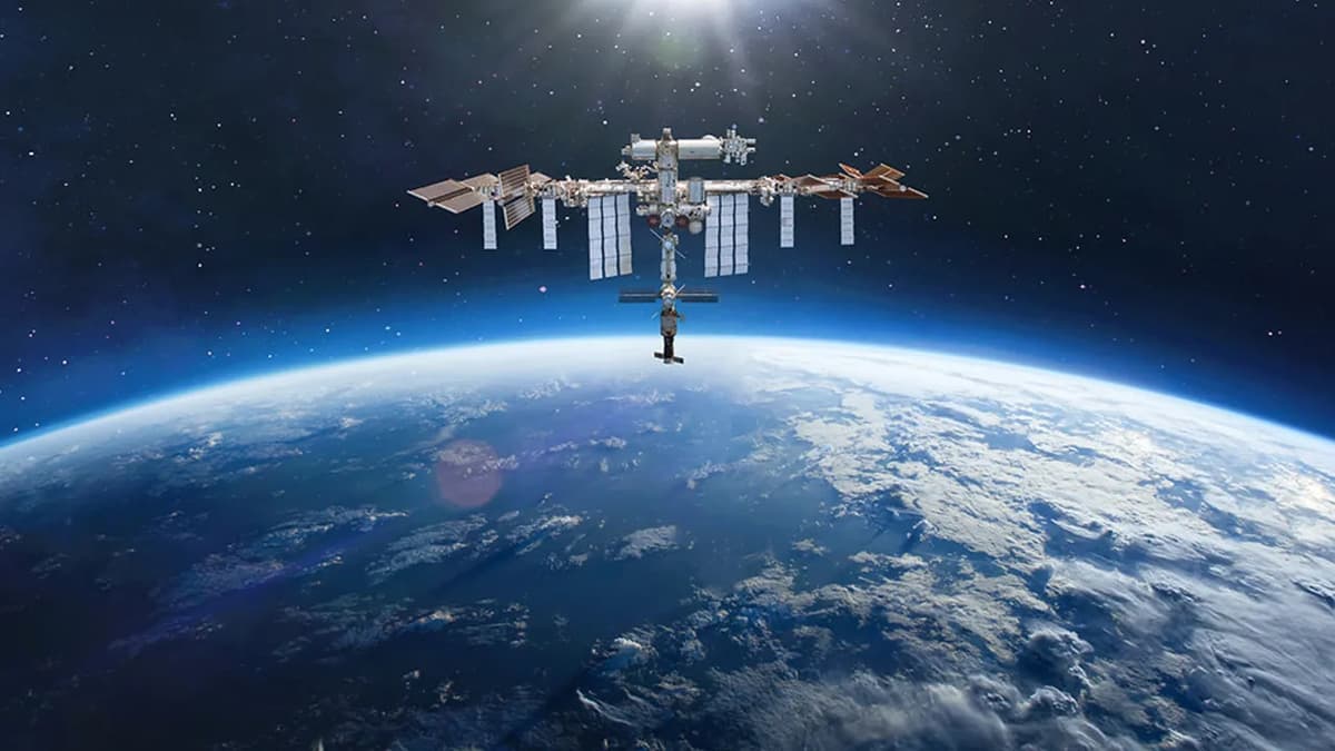 SpaceX XKSni orbitadan olib chiqish uchun apparat quradi