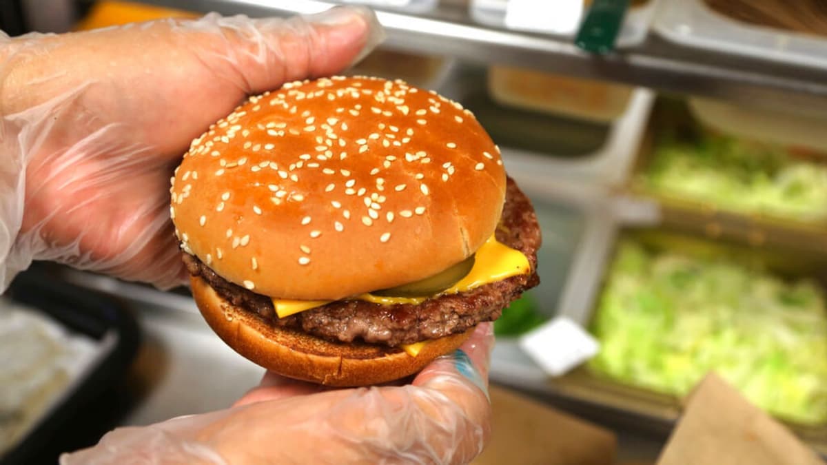 AQShda McDonaldʼs chizburgerlaridan o‘nlab insonlar zaharlandi. Bir kishi vafot etdi