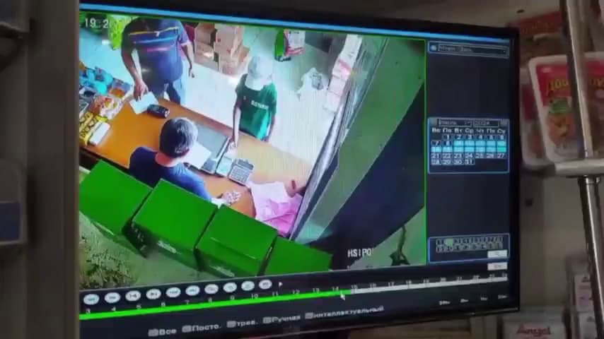 Sirdaryoda do‘kon sotuvchisi QR-kodli chek so‘ragan bolaga tarsaki tushirdi
