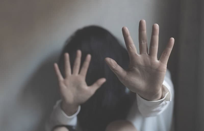 Zangiotada 13 yoshli o‘gay qiziga zo‘ravonlik qilib kelgan ayolga jazo tayinlandi