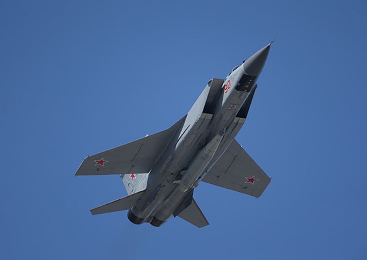 Rossiya qiruvchilari Boltiq dengizidagi platforma ustidan uchib o‘tdi