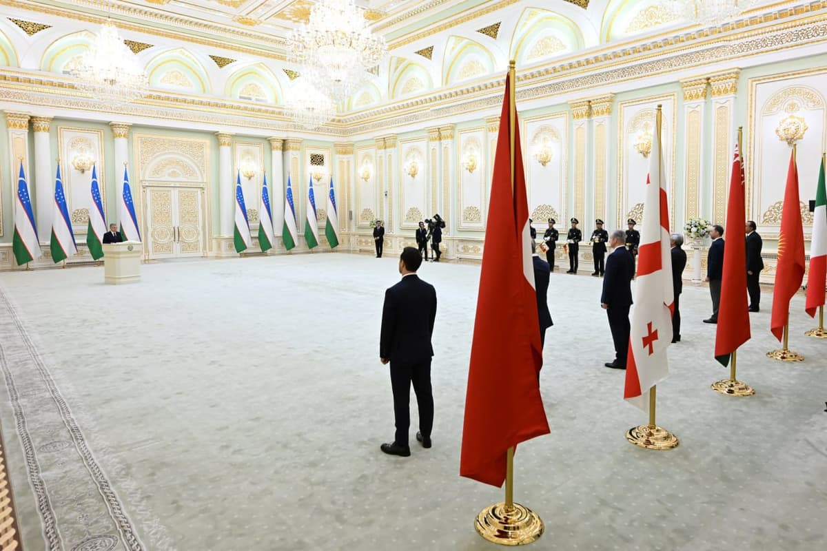 Shavkat Mirziyoyev 6 ta davlat elchilaridan ishonch yorliqlarini qabul qildi