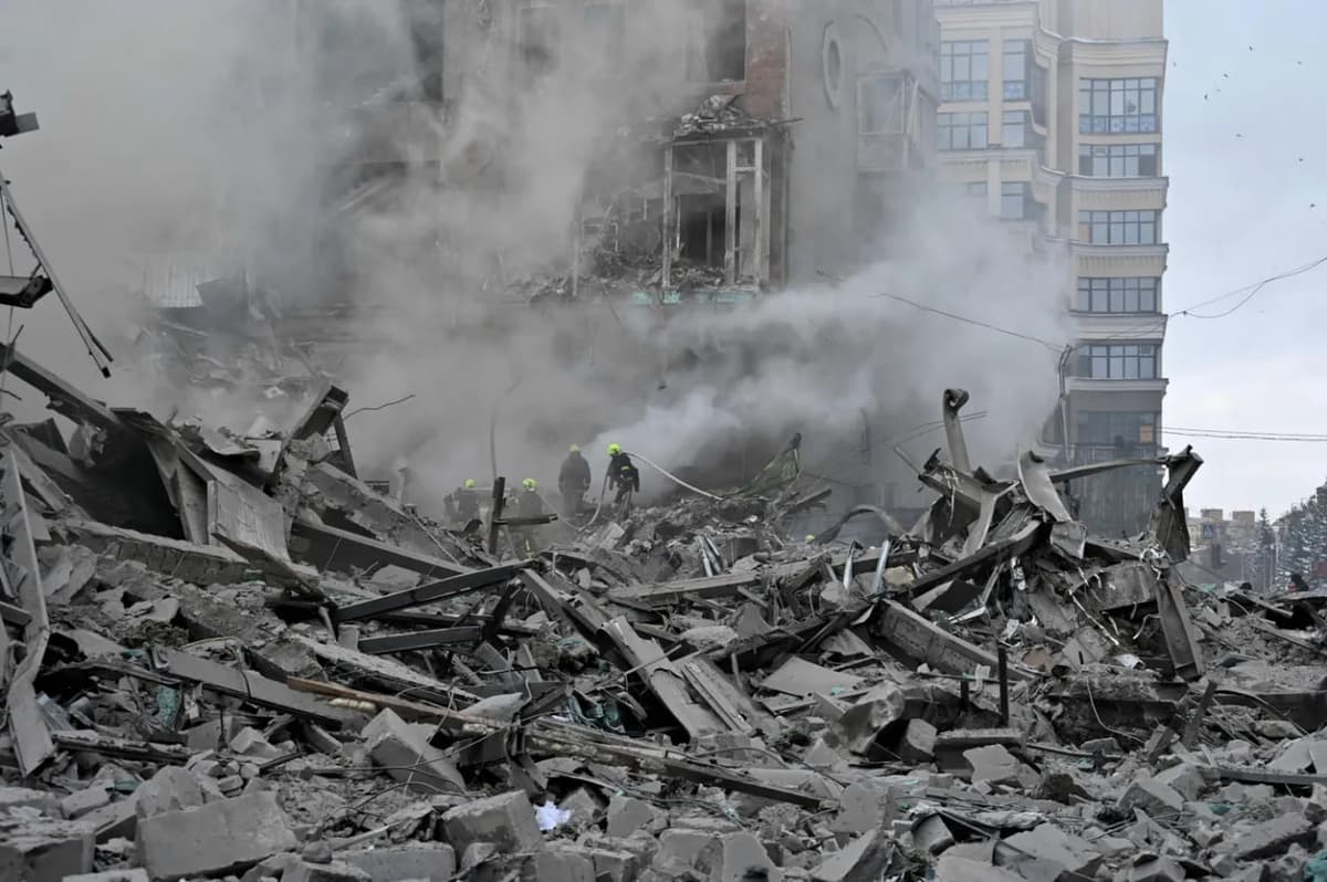 Ukraina Belgorod markaziga hujum qildi, Rossiya Xarkivdagi besh qavatli uyga zarba berdi