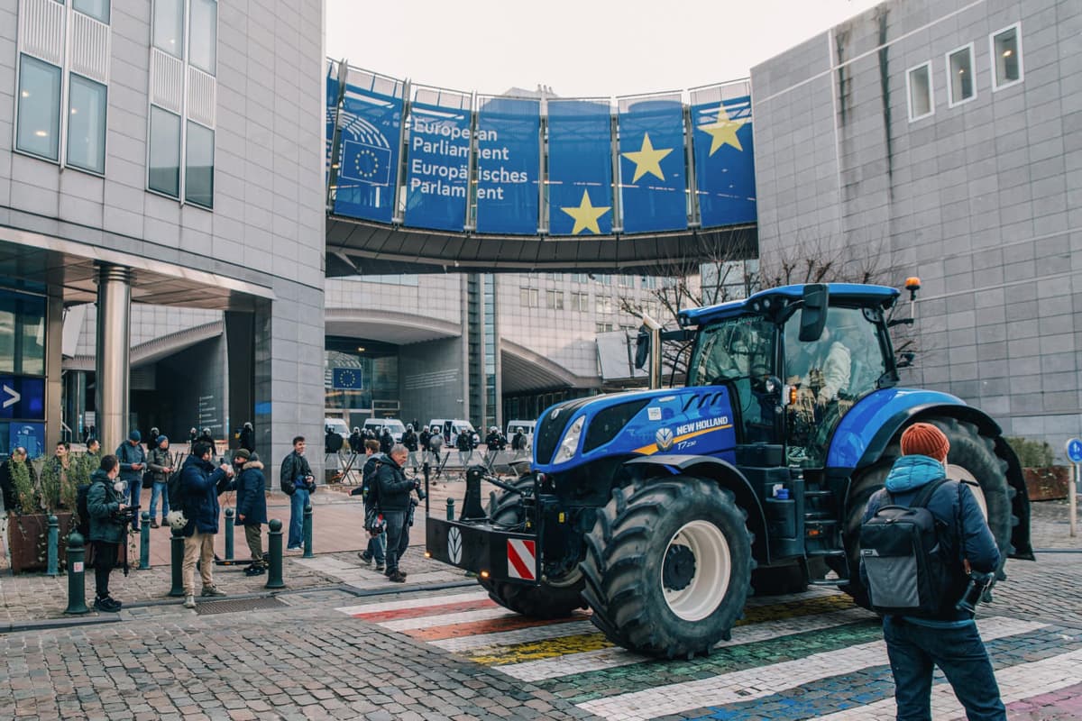 Bryusselni «egallagan» traktorlar: Yevropa fermerlari nimadan norozi?