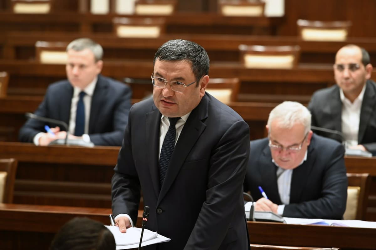Aholi va xo‘jalik sub’yektlari binolarining kamida 50 foizida quyosh panellari o‘rnatiladi – energetika vaziri