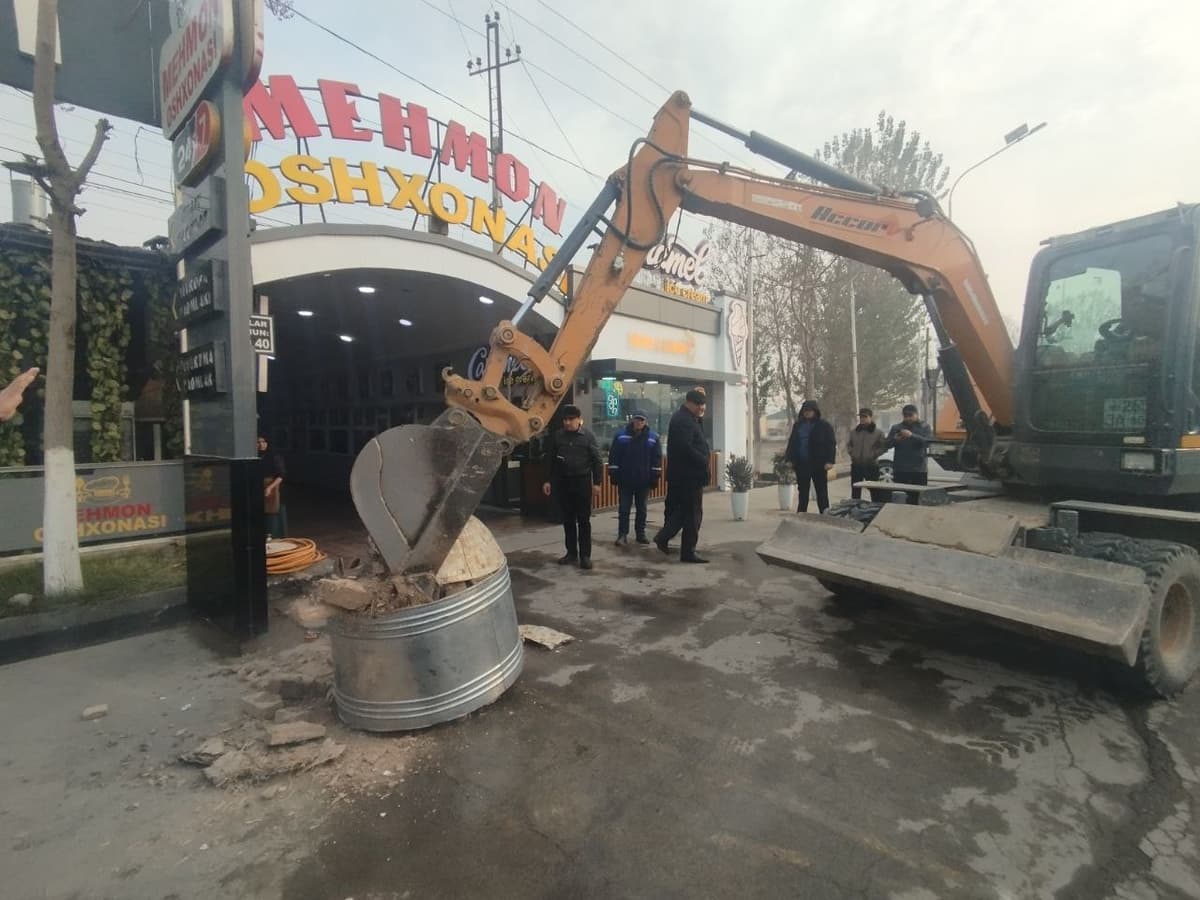 “Ekologik” reydlar: Andijonda somsa yopiladigan tandirlar buzib tashlandi