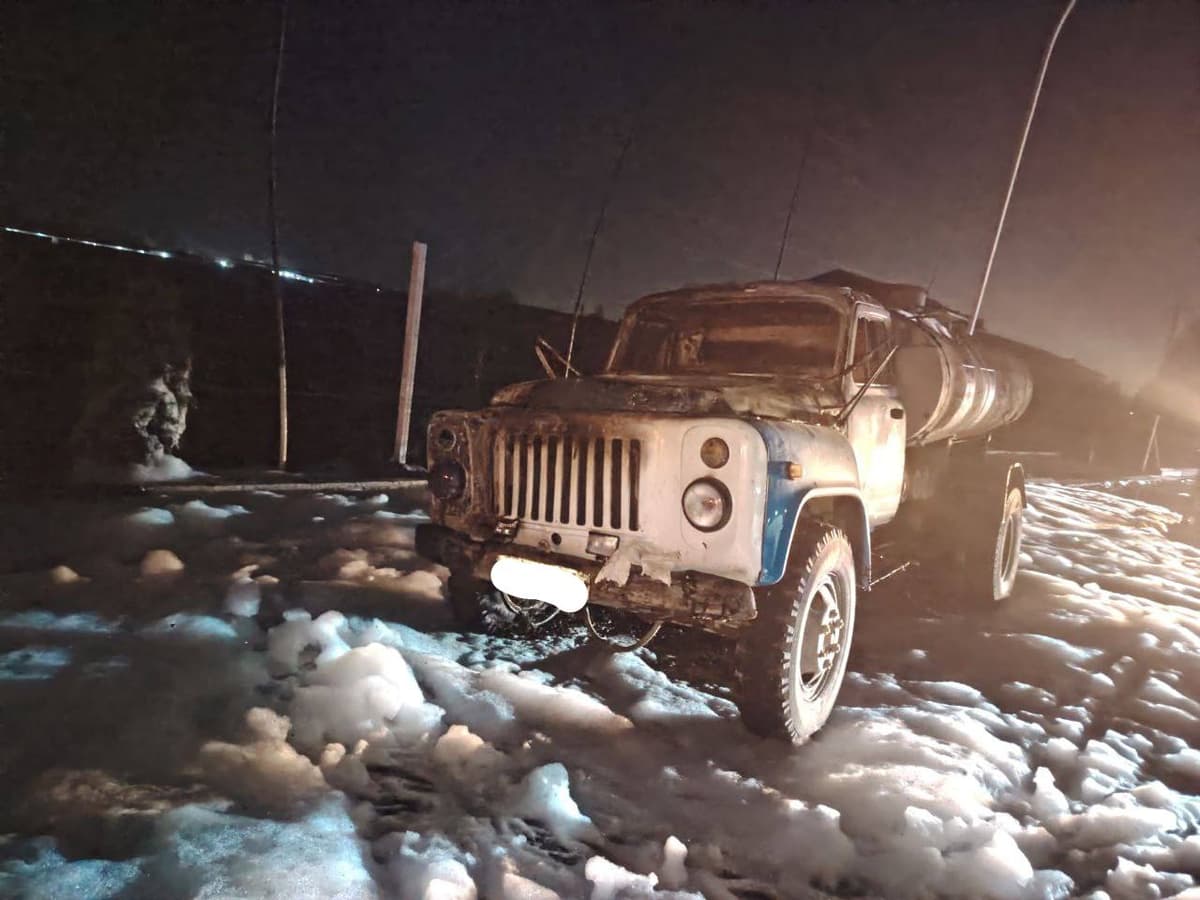 В Андижане сгорел грузовик ЗИЛ-130