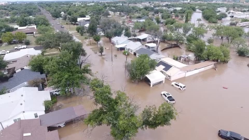 Texasda kutilmagan suv toshqinlari oqibatida ko‘plab odamlar halok bo‘ldi