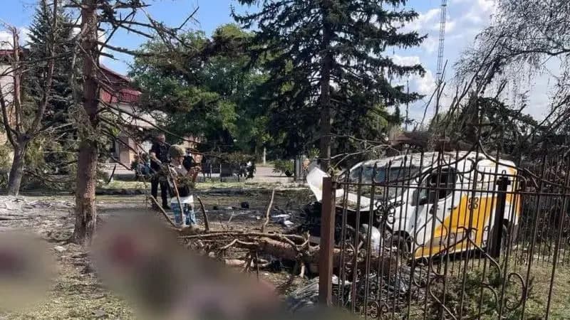 Rossiya front yaqinidagi posyolkaga aviabomba tashladi, bu yerda aholi pensiya olishga yig‘ilgandi
