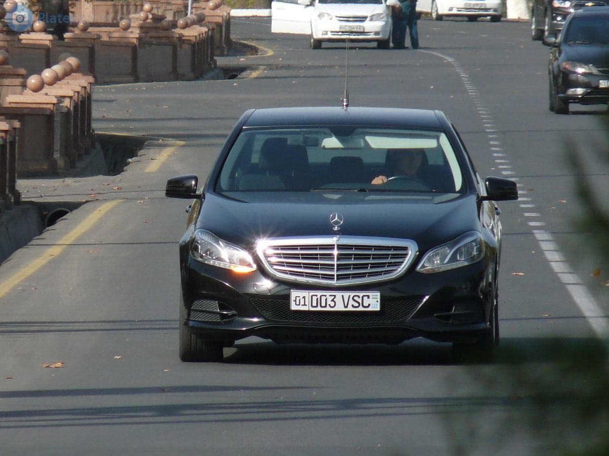 В Узбекистане на продажу выставят служебные автомобили