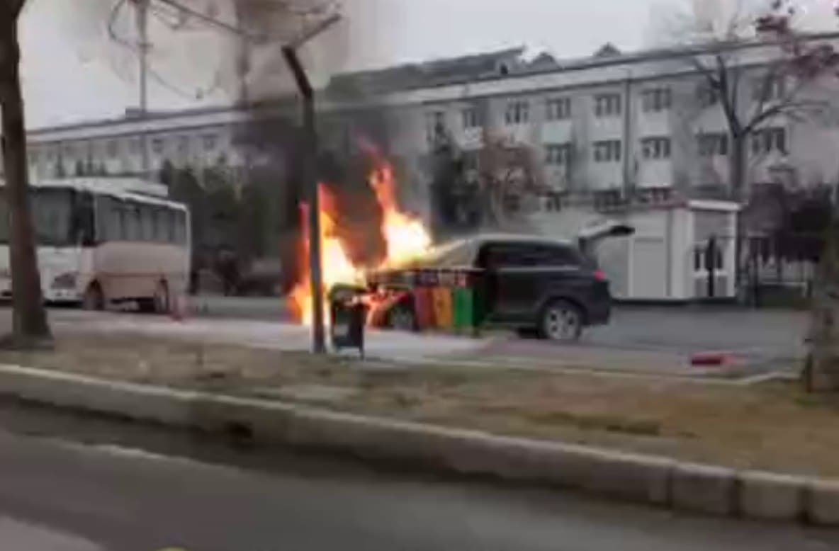 Toshkentda Captiva yonib ketdi
