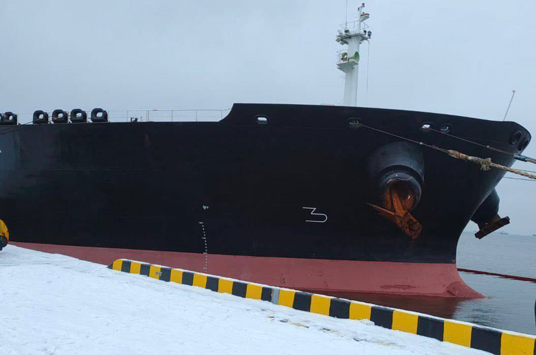 Sankt-Peterburg yaqinida mazut ortilgan tanker cho‘ka boshladi
