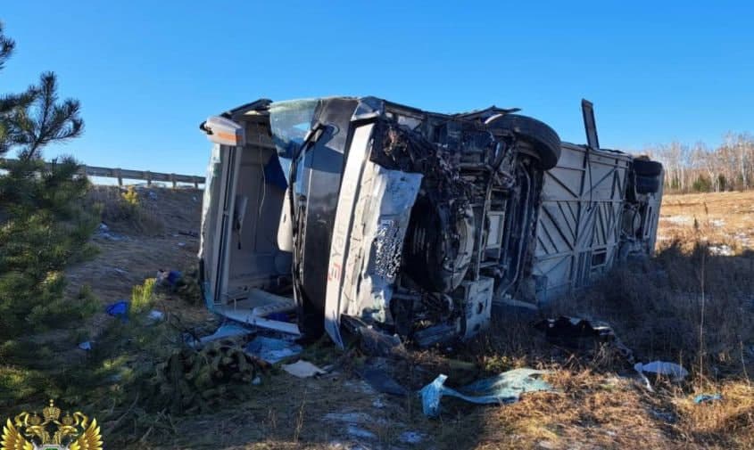 Rossiyada migrantlar bo‘lgan avtobus YTHga uchrab, ag‘darilib ketdi