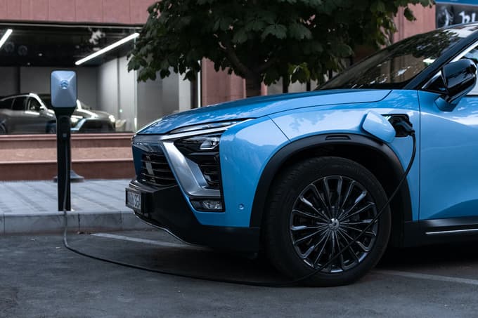 Мировые автопроизводители массово отказываются от планов по выпуску электромобилей — FT