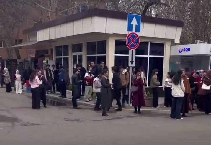 “Tashqi ko‘rinishim bilimimni belgilab bermaydi” – O‘zJOKUda bo‘yinbog‘siz talabalar darsga kiritilmadi