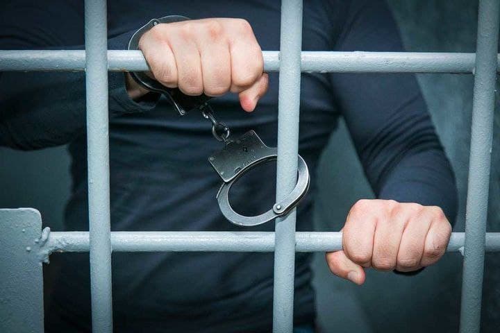 “Boshimizni devorga urardi” – Zangiotada egizak qizlarini muntazam kaltaklab kelgan ota 3 yilga qamaldi
