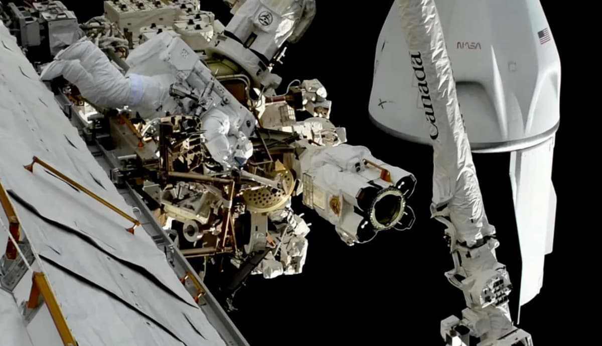 Amerikalik astronavtlar XKS bortidan yana ochiq kosmosga chiqdi