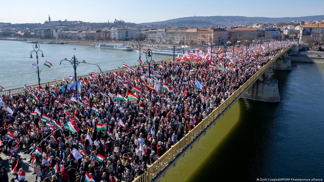 Vengriya poytaxtida saylovlar oldidan ommaviy mitinglar o‘tkazildi