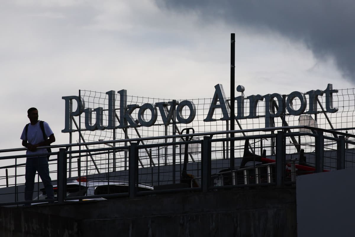 Pulkovo yopildi, o‘nlab reyslar kechikdi: Leningradga dronlar hujumi