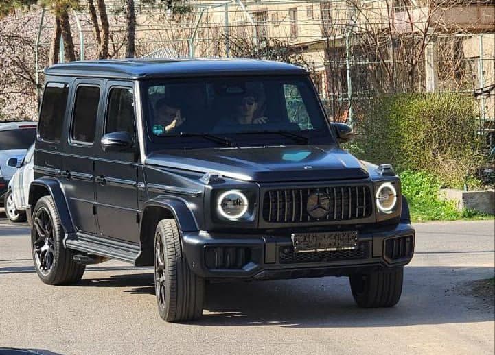 Футболисту Хусанову подарили черный «гелик»