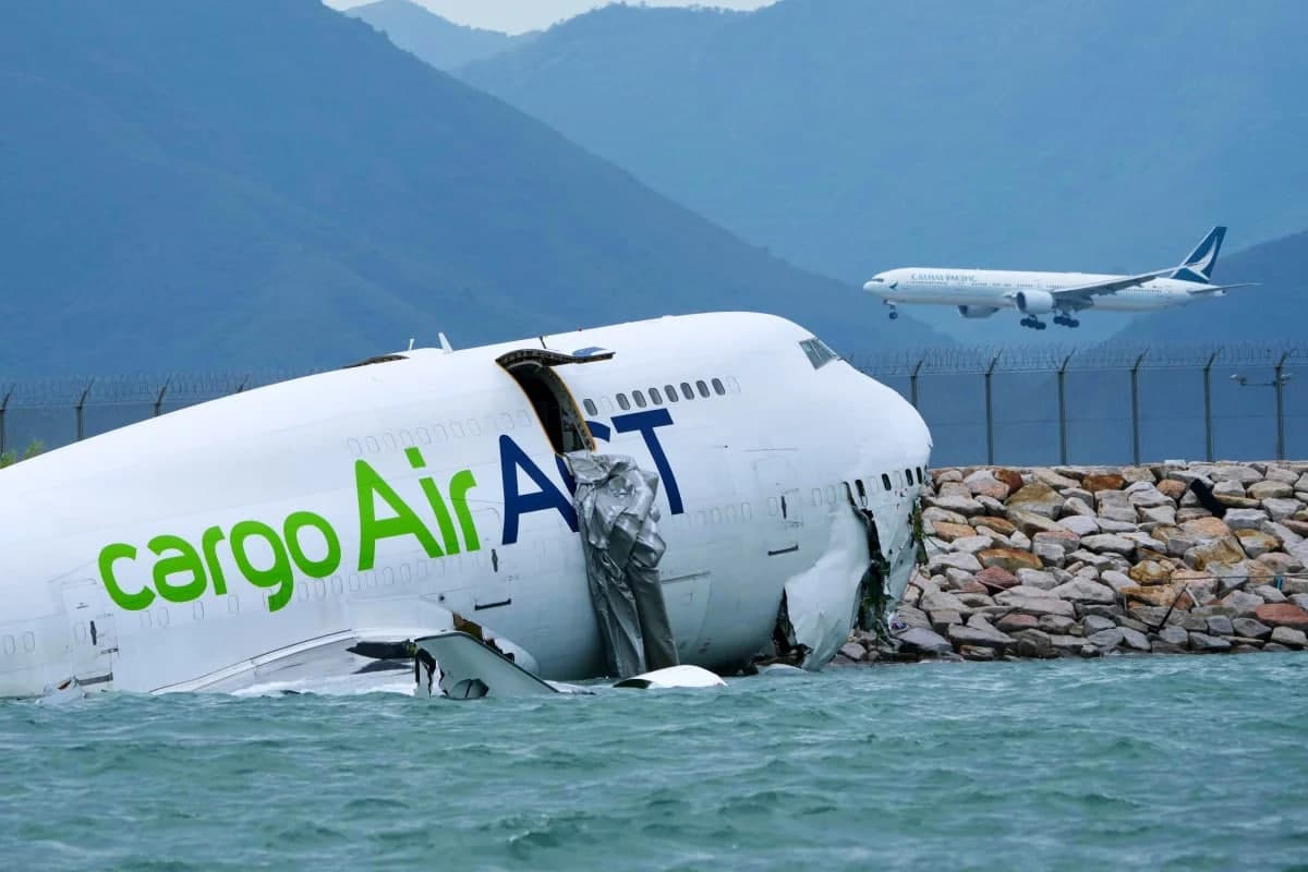 Hongkongda Boeing uchish-qo‘nish yo‘lagidan chiqib ketdi va dengizga quladi