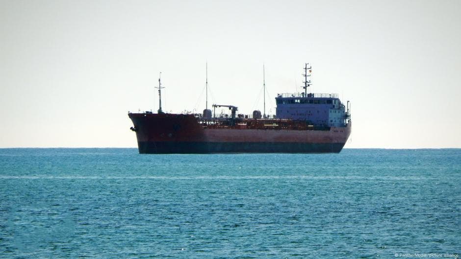 Fransiya Rossiyaning «soyadagi» tankeri ekipaji ikki a’zosini qo‘lga oldi