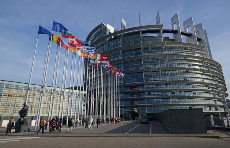 Yevroparlament YeI–AQSh bojxona kelishuvi bo‘yicha ishni muzlatdi