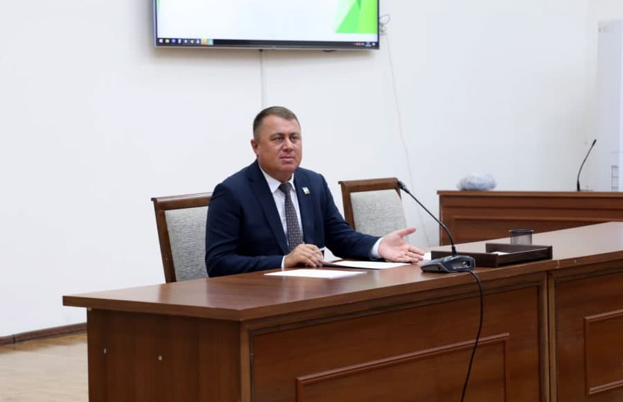 “Hech kim tezak qilmay qo‘ydi” – Qumqo‘rg‘on tumani hokimi qish uchun tappi-tezak g‘amlashga chaqirdi