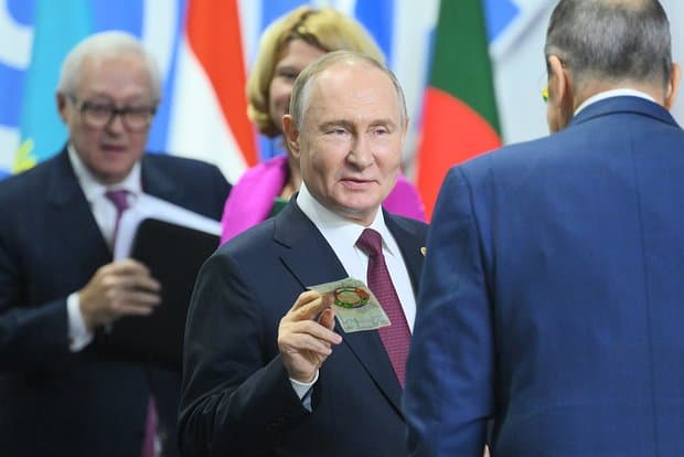 BRICS ягона валютасини жорий этишга шошилишдан маъно йўқ – Путин