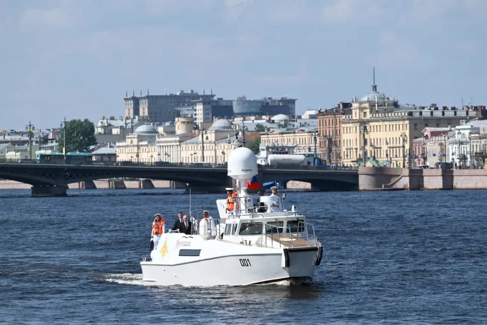 Putin flot kunida Peterburgga bordi. Bu vaqtda Leningrad oblastiga dronlar hujum qildi