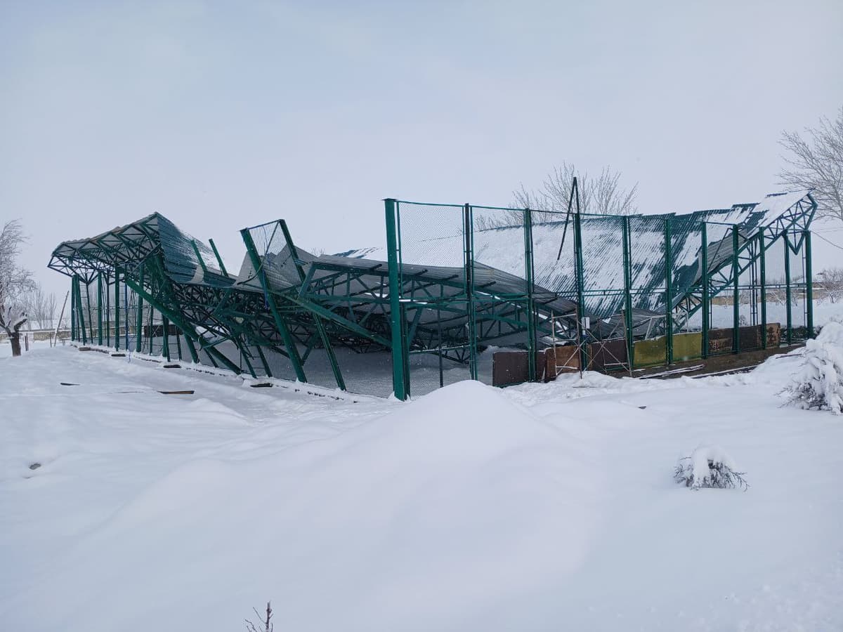 Baxmalda “Open budget” puliga qurilgan yangi stadion 15 kunda qulab tushdi